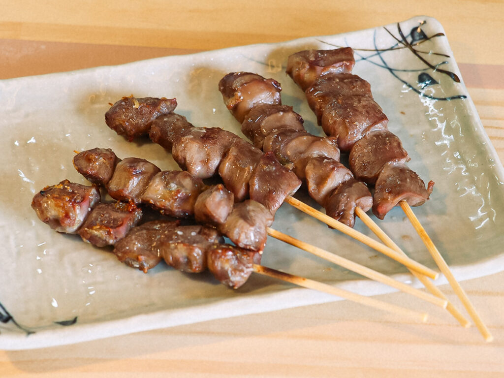 皿に並べられた串焼き
